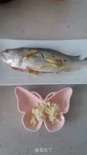 Make Garlic-cooked yellowfish step 1