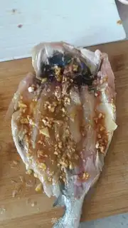 Make Garlic-cooked yellowfish step 3