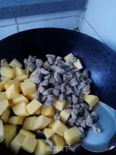 Make Curry potato stew step 3