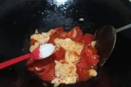 Make Tomato fried eggs step 6