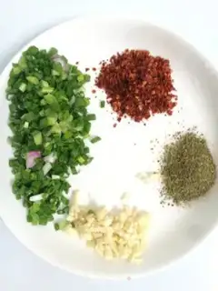 Make Onion spicy sprouts step 1
