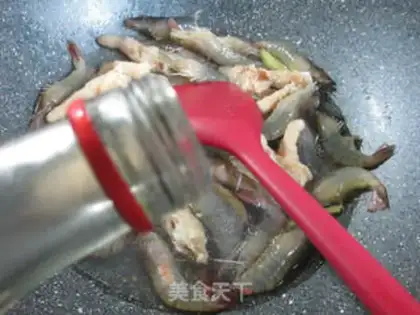 Make Chicken claws burning shrimp step 4
