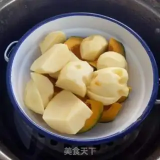 Make Steaming pumpkins with gravy potatoes step 0