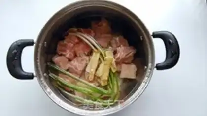 Make The radish seaweed soup step 1