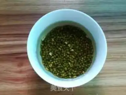 Make Silver ear green bean soup step 1