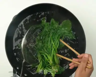 Make Spinach fried eggs step 1