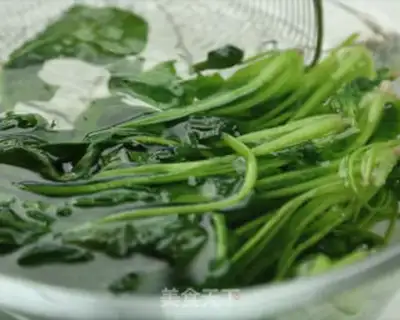 Make Spinach fried eggs step 2