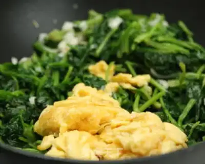 Make Spinach fried eggs step 6