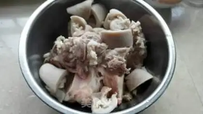 Make A radish lamb soup step 1