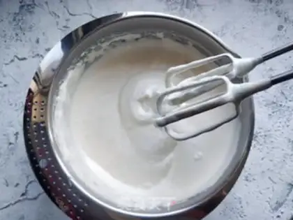 Make Simulating ice cream cupcakes step 2