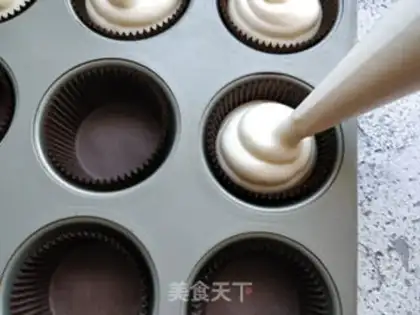 Make Simulating ice cream cupcakes step 5
