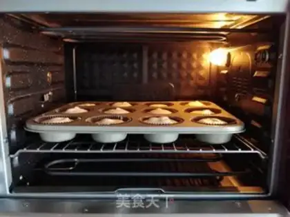Make Simulating ice cream cupcakes step 6