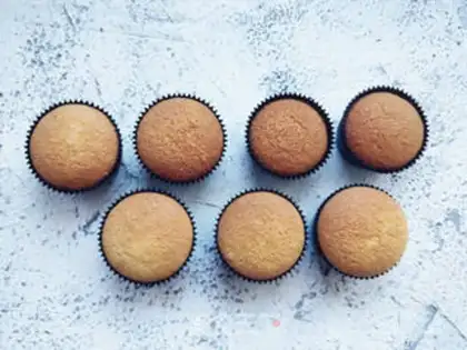 Make Simulating ice cream cupcakes step 9