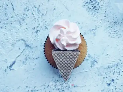 Make Simulating ice cream cupcakes step 10