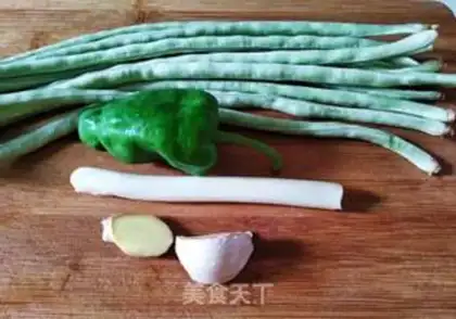Make The green pepper, the white beans step 0