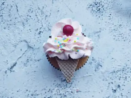 Make Simulating ice cream cupcakes step 11