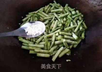 Make The green pepper, the white beans step 11
