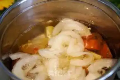 Make Old cucumber tomato soup step 2