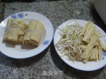 Make The green bean sprouts make soup step 0