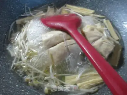 Make The green bean sprouts make soup step 2