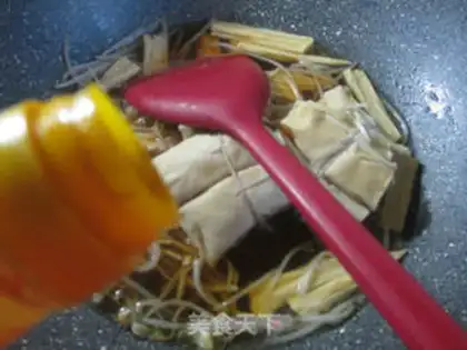 Make The green bean sprouts make soup step 3