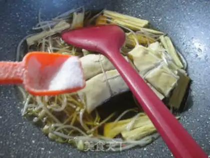 Make The green bean sprouts make soup step 4