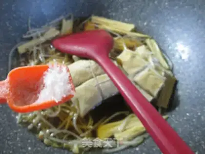 Make The green bean sprouts make soup step 5