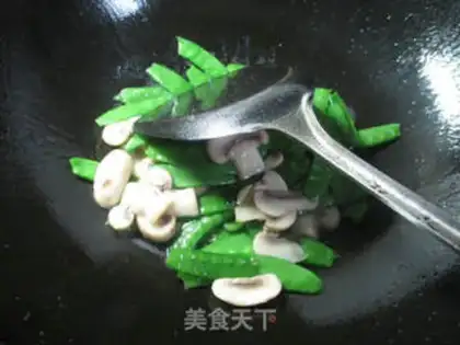 Make Mushroom fried Dutch beans step 5