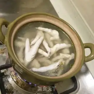 Make A beer with chicken claws step 1