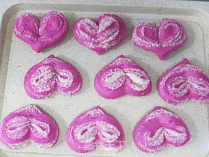 Make Flamingo coconut heart bread step 19