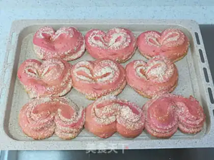 Make Flamingo coconut heart bread step 23
