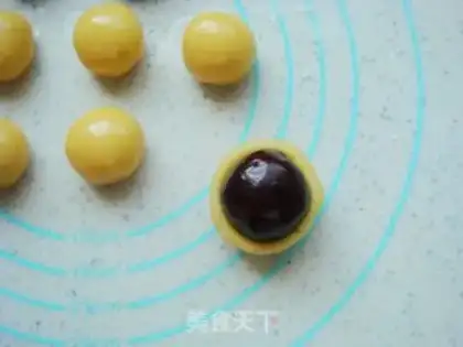 Make Bean-saloon mooncake step 5