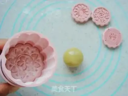Make Bean-saloon mooncake step 6