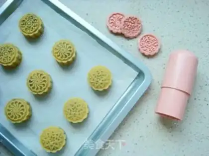 Make Bean-saloon mooncake step 7