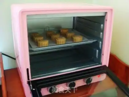 Make Bean-saloon mooncake step 8
