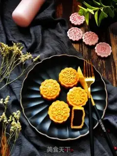 Make Bean-saloon mooncake step 13