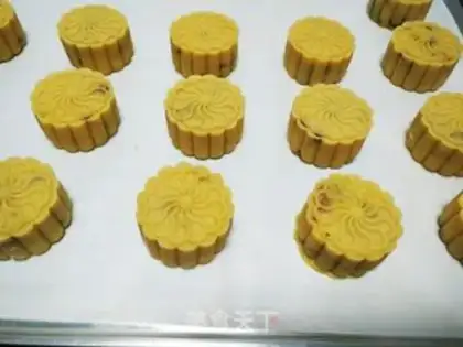 Make Coconut cranberry mooncake step 13
