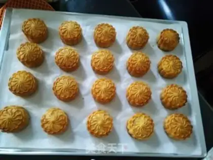 Make Coconut cranberry mooncake step 15