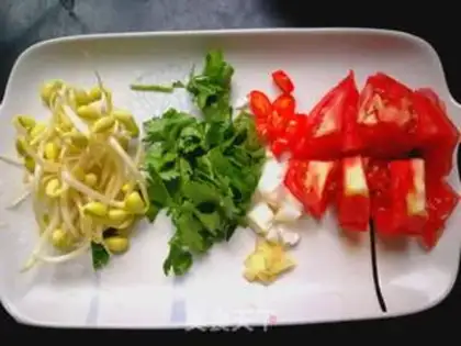 Make Tomato egg spinach noodles step 1