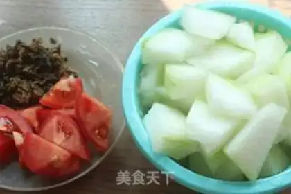 Make Tomato cucumber soup step 1
