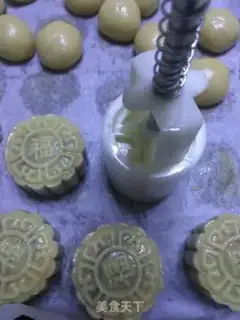 Make A wide moon cake step 4