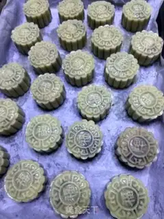 Make A wide moon cake step 5