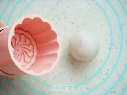 Make pineapple ice cream mooncake step 5
