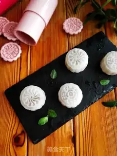 Make pineapple ice cream mooncake step 7