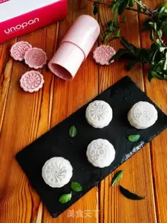 Make pineapple ice cream mooncake step 10