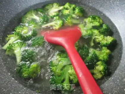Make ♪ Squeeze the roses and fried broccoli ♪ step 2