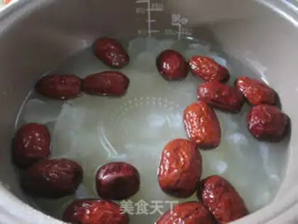Make A little rice porridge with silver palms step 2