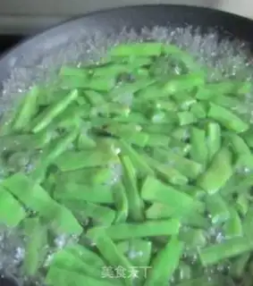 Make Four seasons of bean fried meat step 2