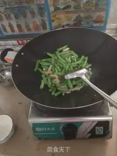 Make Four seasons of bean fried meat step 4