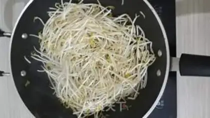 Make ♪ Rushing green bean buds ♪ step 2